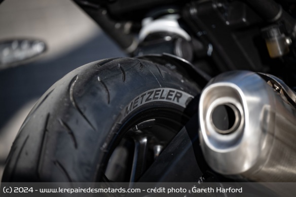 La Speed 400 est chaussée de pneus Metzeler Roadtec M9 RR