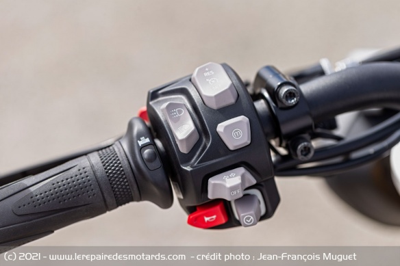 Les commodos de la Triumph Speed Triple 1200 RS
