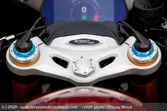 La fourche électronique Öhlins de la Triumph Speed Triple 1200 RR