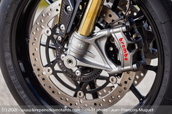Les étriers de frein avant Brembo de la Triumph Speed Triple 1200 RS