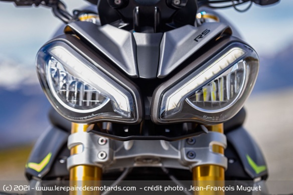 Le phare avant de la Triumph Speed Triple 1200 RS