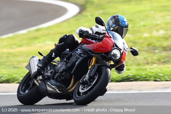La Triumph Speed Triple 1200 RR sur circuit