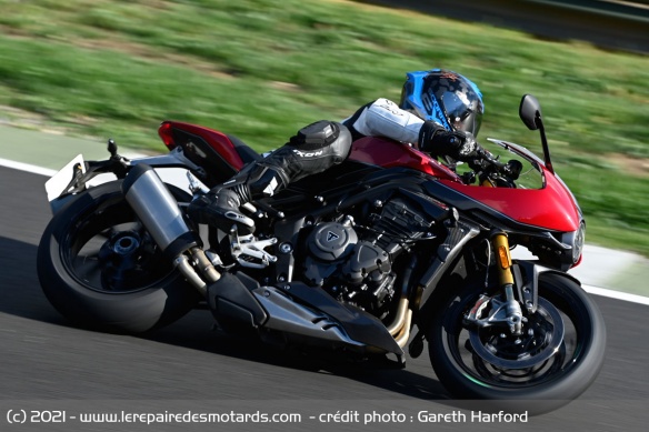 La Triumph Speed Triple 1200 RR sur l'angle