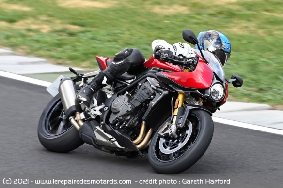 Essai de la Triumph Speed Triple 1200 RR sur circuit