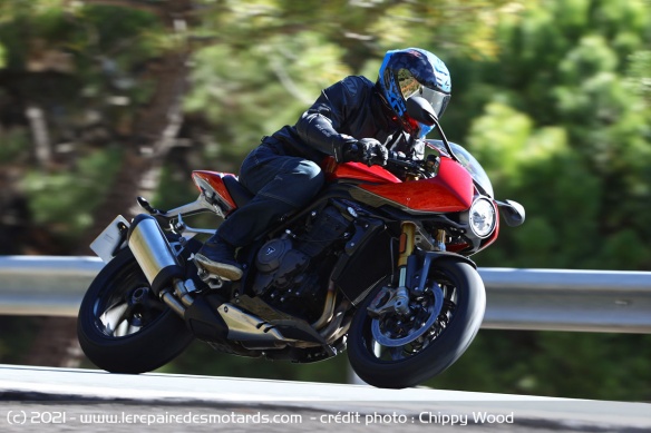 La Triumph Speed Triple 1200 RR sur route