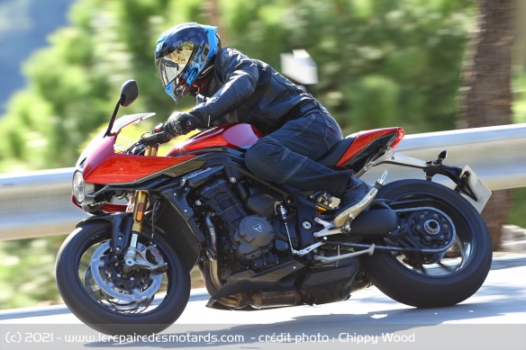 La Triumph Speed Triple 1200 RR en courbe