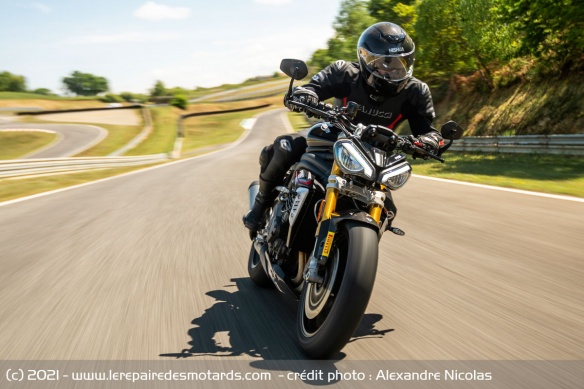 Essai de la Triumph Speed Triple 1200 RS sur voie rapide