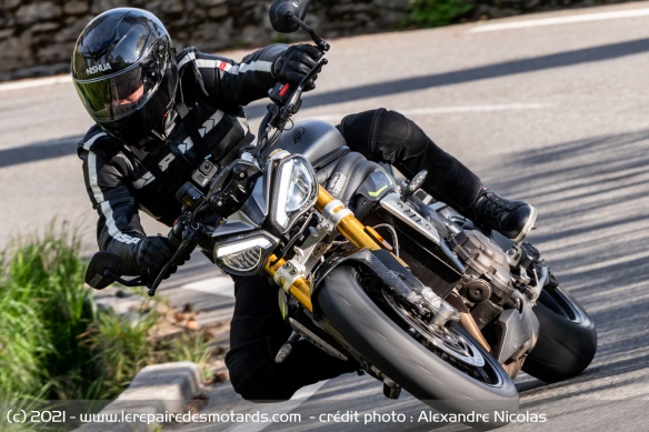 La Triumph Speed Triple 1200 RS en courbe