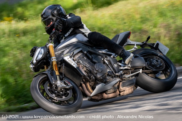La Triumph Speed Triple 1200 RS sur les petites routes
