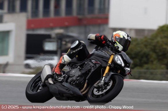 Le mode Sport se révèle limité pour un usage sur piste, mieux vaut passer en Track, mais le changement nécessite un arrêt