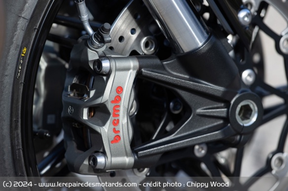 Les étriers Brembo Stylema et la commande MCS sont un autre atout de la RS