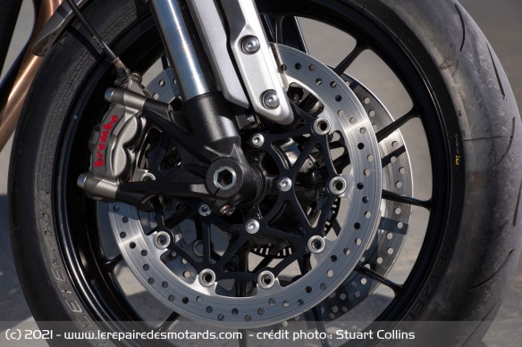 Le freinage est maintenant assuré par des étriers Brembo M50