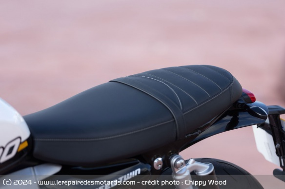 La selle se révèle plutôt confortable, comme la moto dans son ensemble