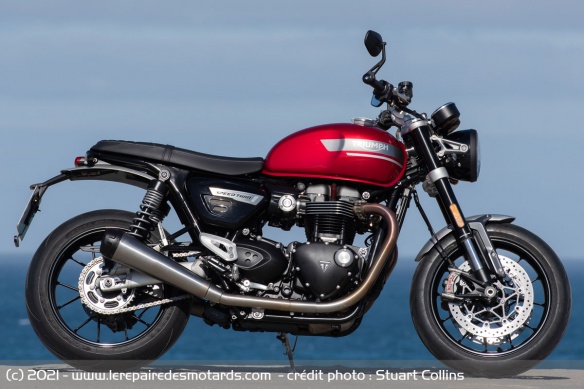 La selle de la Speed Twin culmine à 809 mm
