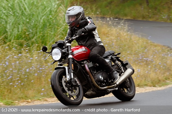 La Speed Twin a également changé ses pneus pour des Metzeler Racetec RR