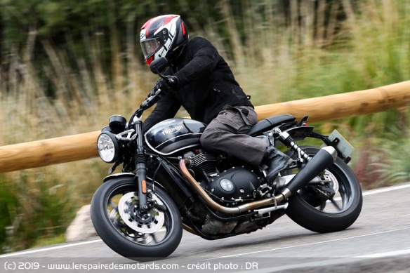 La Triumph Speed Twin 1200 en courbe