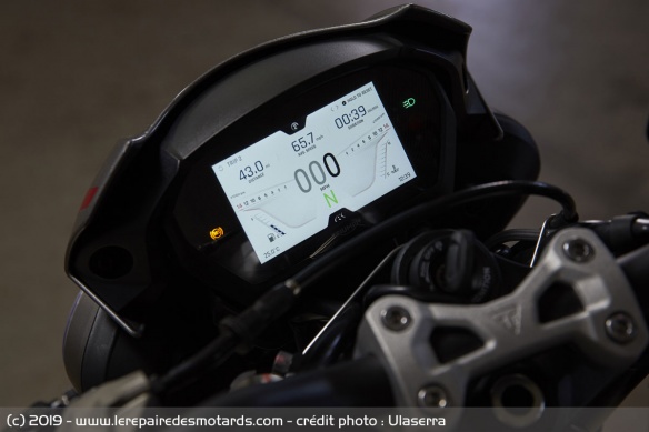 L'instrumentation très complète de la Street Triple 765 RS