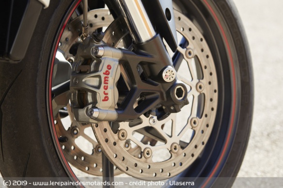 Les étriers avant Brembo M50 assure le job, comme toujours