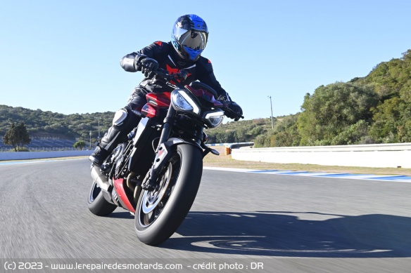 Essai sur piste de la Triumph Street Triple 765 R RS