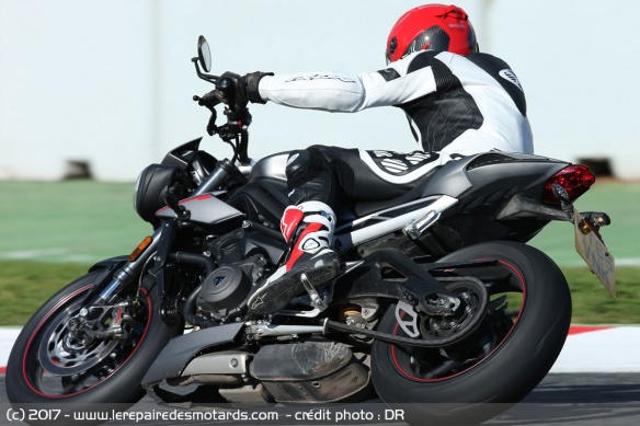 Triumph Street Triple 765 RS sur autoroute