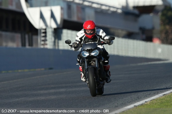 Triumph Street Triple 765 RS sur circuit