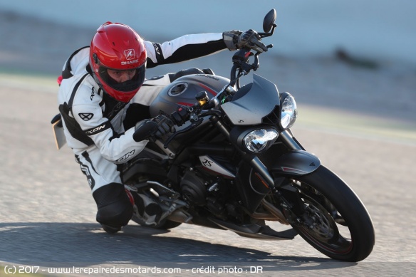 Triumph Street Triple 765 RS sur départementale