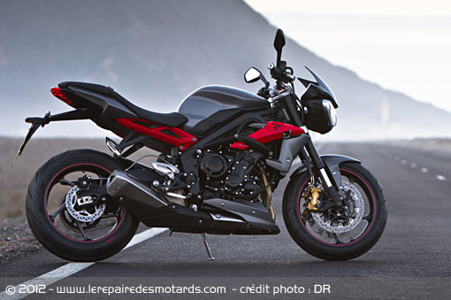 Triumph Street Triple 675 R de côté en version noire