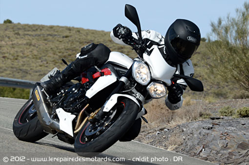 Triumph Street Triple 675 R sur nationale