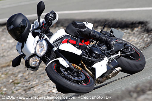 Triumph Street Triple 675 R sur départementale