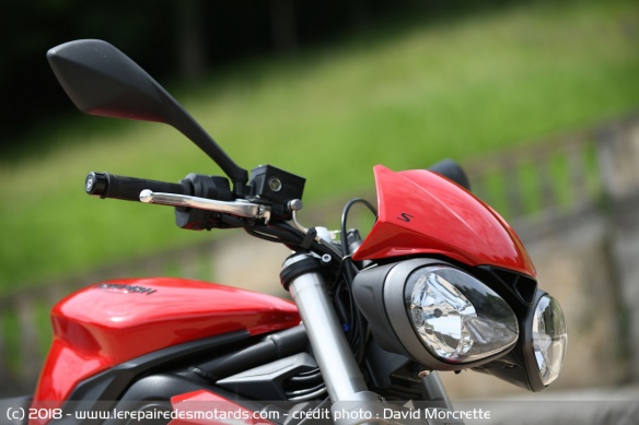 Phares avant de la Triumph Street Triple S A2