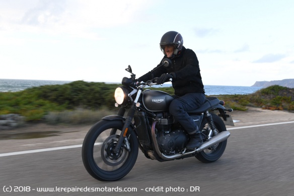 La Triumph Street Twin sur les routes