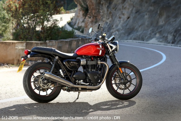 Triumph Street Twin de coté