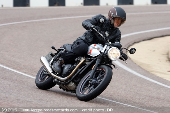 Triumph Street Twin sur départementale