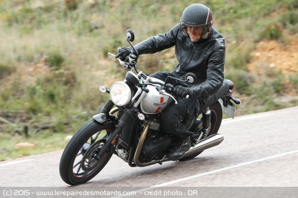 Triumph Street Twin sur nationale