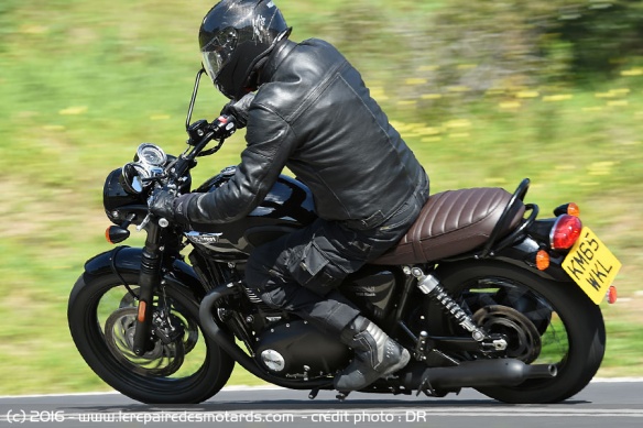 Triumph Bonneville T120 sur autoroute