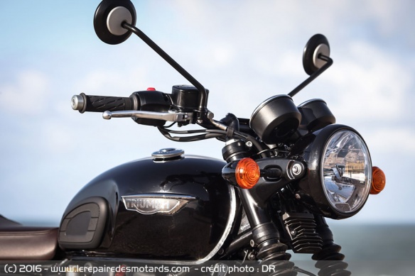 Triumph Bonneville T120 de coté