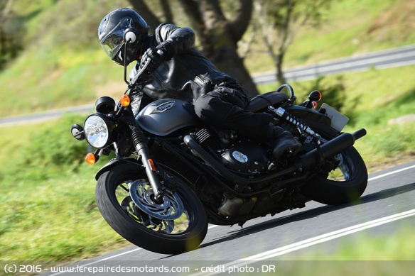 Triumph Bonneville T120 sur départementale