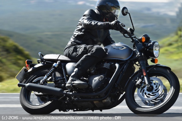 Triumph Bonneville T120 sur nationale