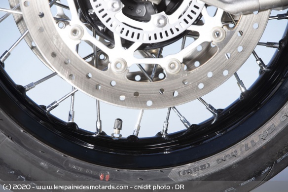 On retrouve les mêmes jantes, mais de nouveaux pneus Metzeler Racetec RR