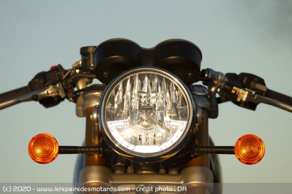 Le phare avant de la Thruxton RS