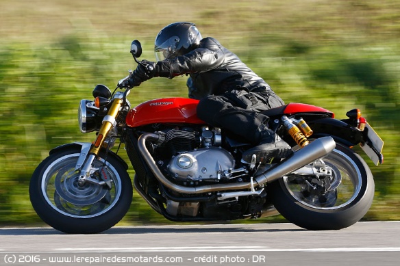Triumph Thruxton 1200 R sur autoroute