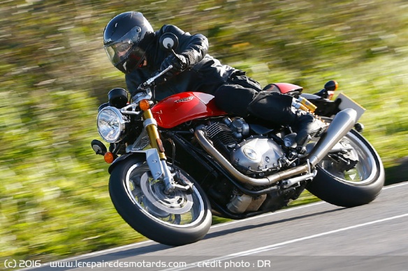 Triumph Thruxton 1200 R sur nationale