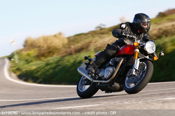 Triumph Thruxton 1200 R sur route