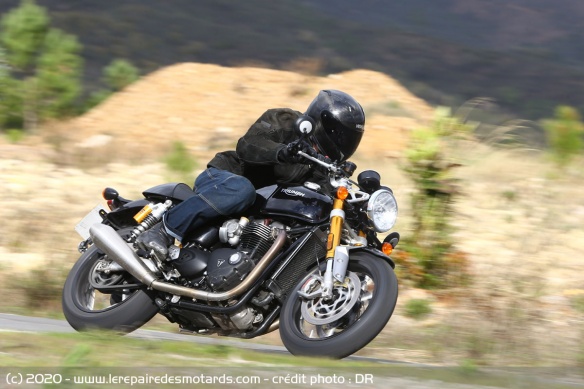 Essai de la Triumph Thruxton 1200 RS sur route