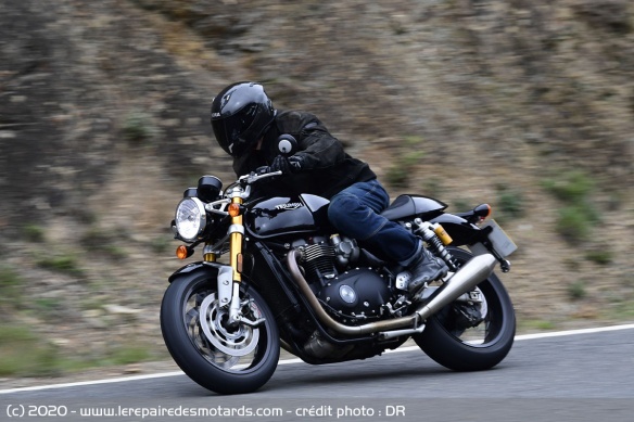 La Triumph Thruxton 1200 RS sur route