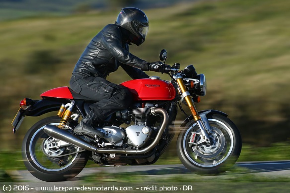 Triumph Thruxton 1200 R de coté
