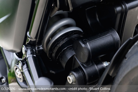 L'amortisseur central de la Triumph Thruxton 400