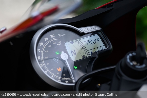 Le compteur LCD et analogique de la Triumph Thruxton 400