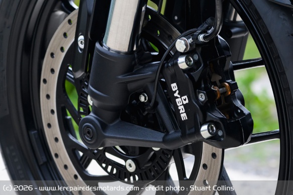 Le frein avant de la Triumph Thruxton 400