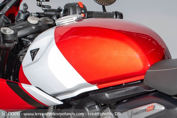 Le réservoir de carburant de la Triumph Thruxton 400